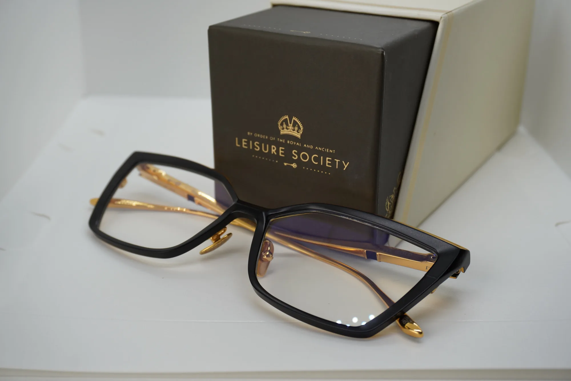 Occhiale Leisure Society davanti al suo astuccio